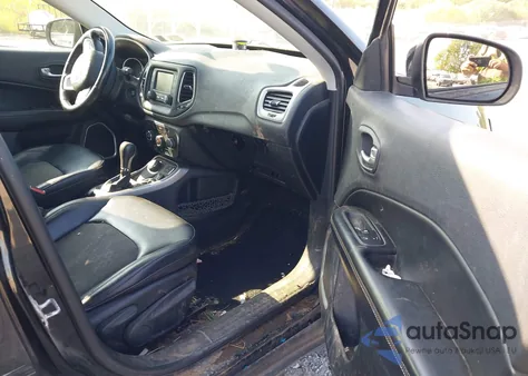 2017 Jeep Compass Latitude z USA, uszkodzony, nr VIN 3C4NJDBBXHT664832